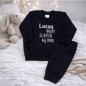 Pyjama …. Blijft slapen bij….