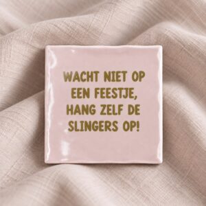 Tegel - hang de slingers op